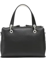 Cartera de mano y bandolera Calvin Klein, confeccionada en material sintético granulado color negro. Presenta doble asa superior, correa de hombro ajustable y extraíble, cierre principal con cremallera y logo de la marca en el frente. Incluye un accesorio colgante doble compuesto por un monedero circular con monograma y un pequeño estuche tipo sobre.