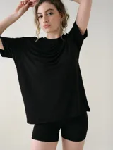 Remera de manga corta color negro, de corte oversize y escote redondo, confeccionada en viscosa suave y liviana.