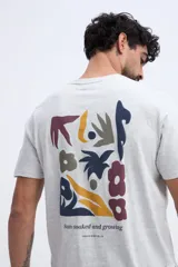 Remera verde militar de corte regular, con estampa abstracta y floral en la espalda y texto descriptivo de la marca Brooksfield.