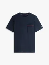 Remera de piqué azul marino para hombre, con cuello redondo, manga corta, bolsillo en el pecho con detalle de cinta tricolor y logo bordado en la manga.