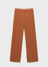Pantalón de vestir color ladrillo, de tiro alto, corte recto y largo. Confeccionado en tejido mezcla de algodón y lino, con cierre delantero de cremallera, doble gancho y botón interior.