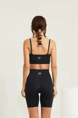 Top deportivo negro con breteles regulables y espalda recta con logo ZN.