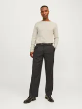 Sweater de manga larga con cuello redondo, confeccionado en tejido de punto con textura estructurada. Presenta un diseño minimalista con un pequeño parche de marca en el ruedo inferior.