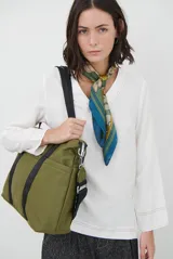 Blusa azul marino de corte recto y holgado, con escote en V y mangas largas. Presenta detalles de costuras a la vista en color blanco en el escote, puños y ruedo.