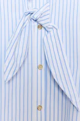 Blusa a rayas celestes y blancas, de manga corta abullonada, con cuello adornado con lazos y cierre frontal con botones.