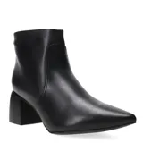 Botas de cuero color blanco, con taco cuadrado y punta fina.