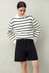 Bermuda negra de algodón, de tiro medio y calce relajado.