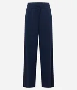 Pantalón deportivo de corte recto confeccionado en una mezcla de poliéster, modal y elastano. Presenta cintura elástica con cordón ajustable y detalle en rib, ofreciendo un calce cómodo y versátil.