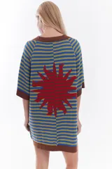 Vestido corto de tejido de punto con diseño de rayas horizontales en tonos rojo y rosado, con detalles en color marrón en el cuello, puños y ruedo. Presenta un ajuste relajado, mangas cortas y detalle de bordado frontal.