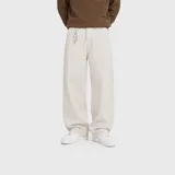 Pantalón de jean corte baggy, color hueso, con diseño de pierna ancha y tiro medio.