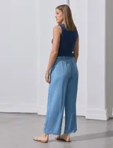Pantalón cargo azul claro de lyocell, con pretina ancha elastizada y lazo de ajuste. Cuenta con bolsillos delanteros y laterales.