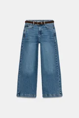 Jeans de tiro alto con cinco bolsillos y pernera ancha y corta estilo wide leg cropped. Incluye un cinturón delgado de cuero marrón y cierre frontal con cremallera y botón metálico.