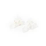 Par de caravanas bijou color blanco con flores de resina y mostacillas.