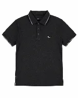 Remera polo verde oscuro con textura sutil, cierre frontal con botones y detalles en contraste en el cuello y los puños de las mangas cortas.