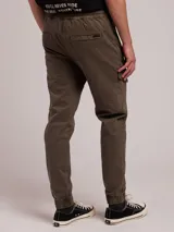 Pantalon cargo de sarga con cintura elástica y cordón de ajuste. Presenta bolsillos laterales tipo cargo con solapa y bolsillos frontales con cierre. Diseño con puños elásticos en los tobillos.