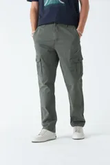 Pantalón cargo verde militar de gabardina, corte recto, con dos bolsillos laterales con fuelle y cierre de solapa, y logo bordado.