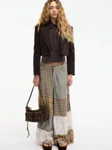 Chaqueta cropped color marrón chocolate con solapa en la parte delantera y camisa desmontable mediante botones.