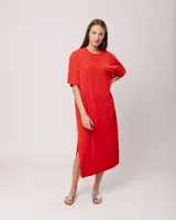 Vestido túnica azul eléctrico de tela elastizada, corte oversized, largo midi, con tajos laterales y escote redondo.