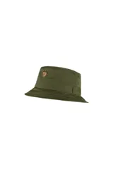 Gorro tipo bucket color gris oscuro con logo de la marca Fjällräven bordado en el frente.