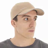 Gorra deportiva Merrell de seis paneles, color beige, con visera curva y logo reflectante en el panel frontal.