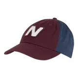 Gorro de béisbol New Balance de color borgoña con el logo "N" en blanco bordado en el frente y un panel lateral azul.