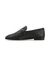 Mocasín de cuero negro entrelazado con aplique metálico plateado.