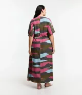 Vestido midi con estampado abstracto en tonos rosa, marrón, verde y celeste. Tiene escote en V, mangas cortas tipo murciélago y lazo ajustable en la cintura.
