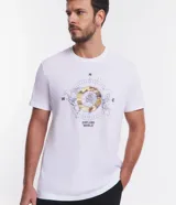 Remera Marfinno de corte comfort, color blanco, con cuello redondo, manga corta y estampa frontal de brújula con diseño de mapamundi y la inscripción "Explore World".