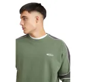 Buzo de cuello redondo Quiksilver modelo Saturn, color verde oliva con paneles laterales en gris oscuro y detalles de líneas blancas. Presenta logo bordado en el pecho y puños acanalados.
