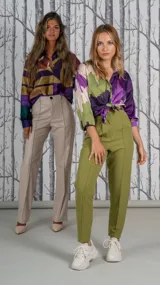 Pantalón de vestir verde oliva, de corte recto, con bolsillos laterales y traseros.