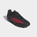 Championes de fútbol Adidas F50 Club, color negro con detalles en rojo. Presentan exterior Fiberskin con líneas 3D, lengüeta sintética perforada y suela diseñada para terreno firme y artificial.