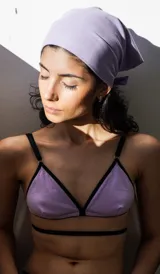 Soutien de algodón color lila con tiras y ribetes negros, diseño triangular sin aro ni relleno y doble tira inferior ajustable.