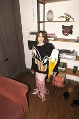 Sweater de lana tejido y bordado a mano con diseño de tucanes, de calce holgado, cuello a la base y puños ajustados.