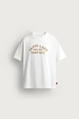 Remera blanca de corte regular fit, con cuello redondo y mangas cortas. Presenta un estampado frontal con textura en tono tostado con la inscripción "Tahoe Lake 1940-1971 Camp Sply."