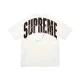 Camiseta de manga corta color blanco con diseño gráfico de la marca Supreme en el frente, con letras en color negro y detalles de strass brillantes.