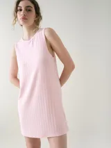 Camisón corto rosado sin mangas, confeccionado en tejido pointelle de calce fluido y liviano, con detalles de costura delicada en el escote y las sisas.