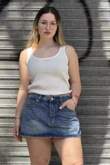 Short pollera de jean rígido color celeste claro, de tiro alto y diseño ajustado con efecto lavado.