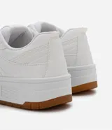 Championes blancos de caña baja con recortes, lazo por cordón y suela contrastante color marrón.