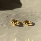 Par de aros pequeños dorados con forma de argolla y bolita colgante.