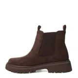 Botas Chelsea de mujer color marrón oscuro, estilo botín, con caña corta y paneles elásticos laterales. Cuentan con suela track gruesa y tiradores en el talón y la abertura frontal para facilitar el calce.