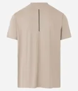 Remera deportiva de hombre con tecnología dry fit, cuello redondo y manga corta. Presenta un diseño liso en color beige con una pequeña etiqueta decorativa en el dobladillo.