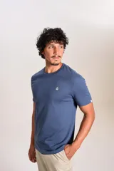 Remera de manga corta color azul, con cuello redondo y logo de la marca bordado en el pecho.