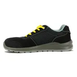 Championes de seguridad Diadora modelo Speedy Low, color negro con cordones amarillos y suela gris. Diseño técnico con refuerzo en la puntera y paneles laterales texturizados.