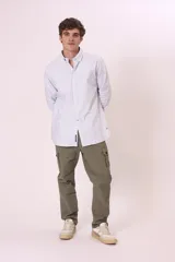 Pantalón cargo negro de corte recto, con bolsillos laterales con solapa y bolsillos traseros.