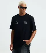 Remera relaxed de algodón color negro, con estampado frontal de diseño tribal y la frase "Silent Chaos" en blanco.