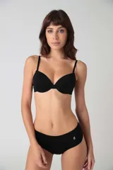 Soutien push up de microfibra sin costuras, con aros y breteles regulables. Cuenta con cierre de broche doble en la espalda.