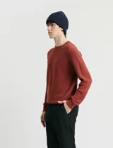 Sweater de punto inglés con escote redondo y mangas largas. Presenta cuello y puños terminados en punto canalé.