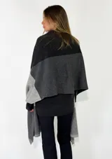 Pashmina de tejido de punto con diseño de bloques de color en tonos grises, con terminaciones acanaladas en los extremos.