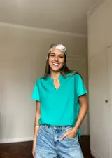 Blusa verde con cuello en V y mangas cortas.