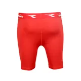 Calza corta deportiva de hombre Diadora, color rojo vibrante, con cintura elástica que lleva el logo de la marca repetido en blanco. Presenta costuras ergonómicas y el logo pequeño de Diadora en la pierna izquierda.